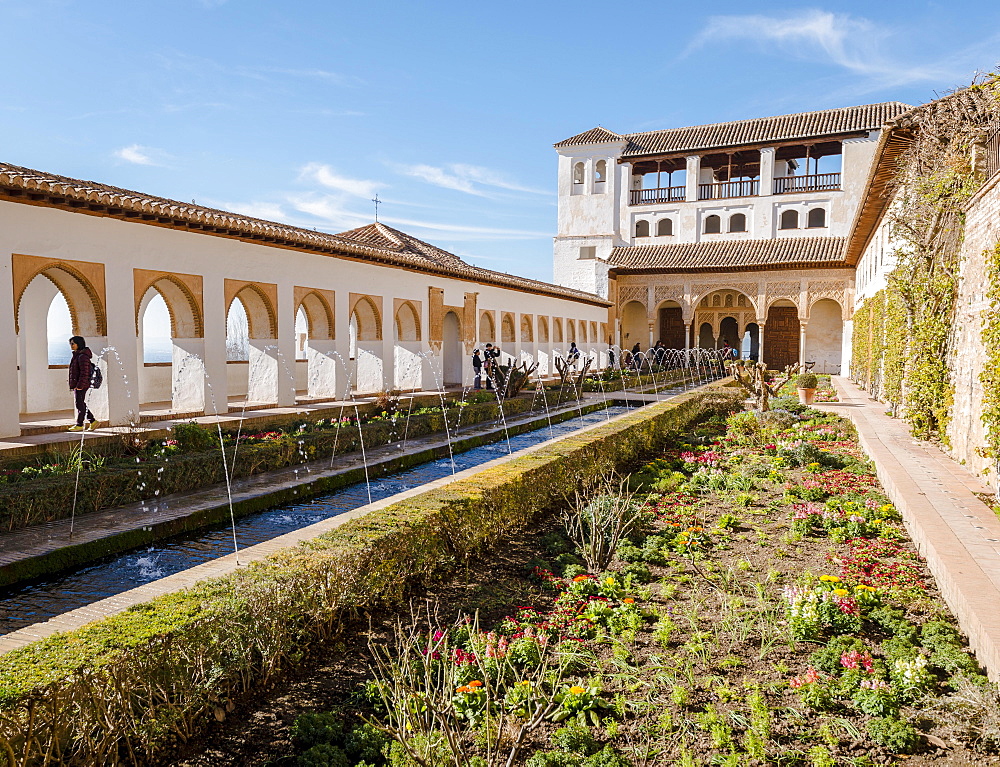 Garden with fountain, Patio de la Acequia, Gardens of the Generalife, Summer Palace Generalife, Palacio de Generalife, Granada, Andalusia, Spain, Europe