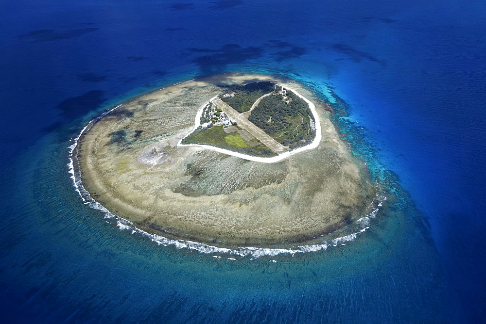 Fringing reef around small island with runway, Lady Elliot Island, Queensland, Pacific, Australia, Oceania