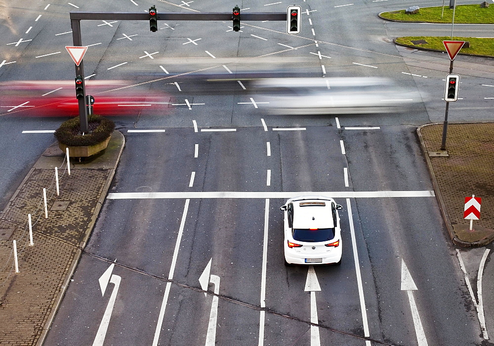 Car traffic, Alter Markt, Wuppertal, Bergisches Land, North Rhine-Westphalia, Germany, Europe