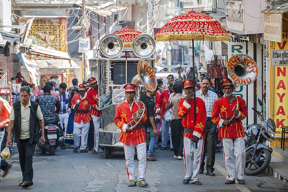 Musicians in a street parade, Udaipur, Rajasthan, India, Asia