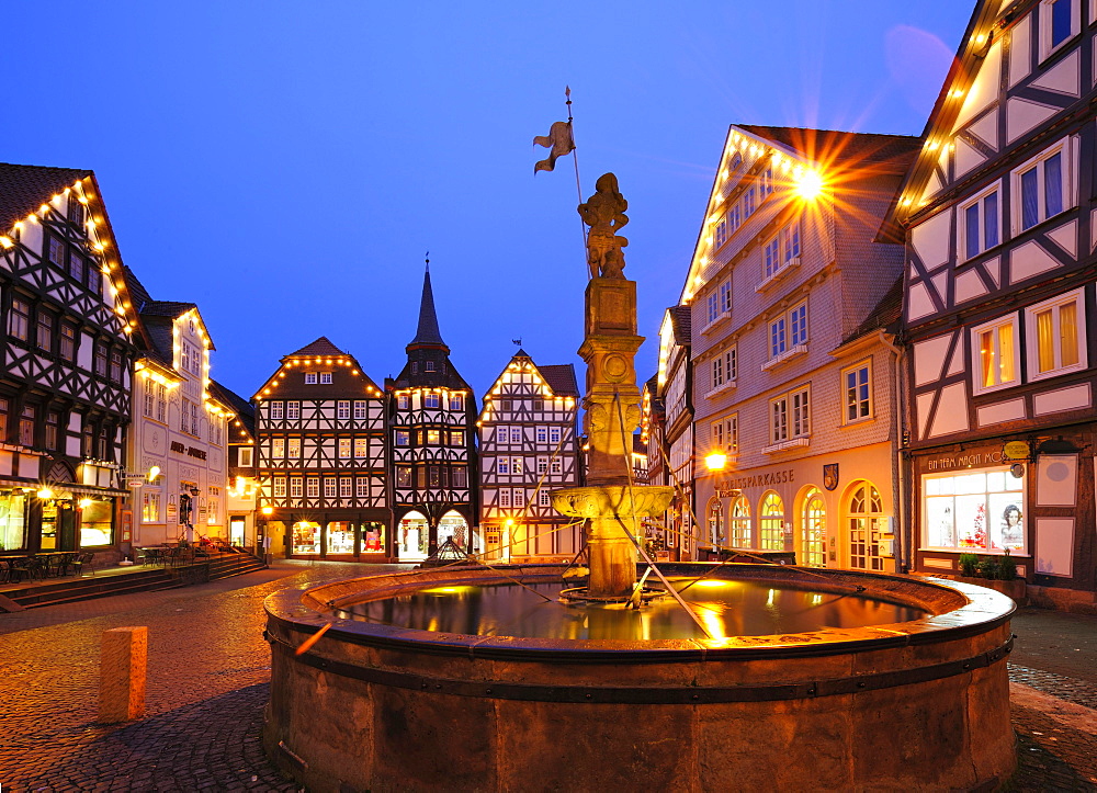M arket square with the Rolandbrunnen fountain, in the evening, Fritzlar, Hesse, Germany, Europe