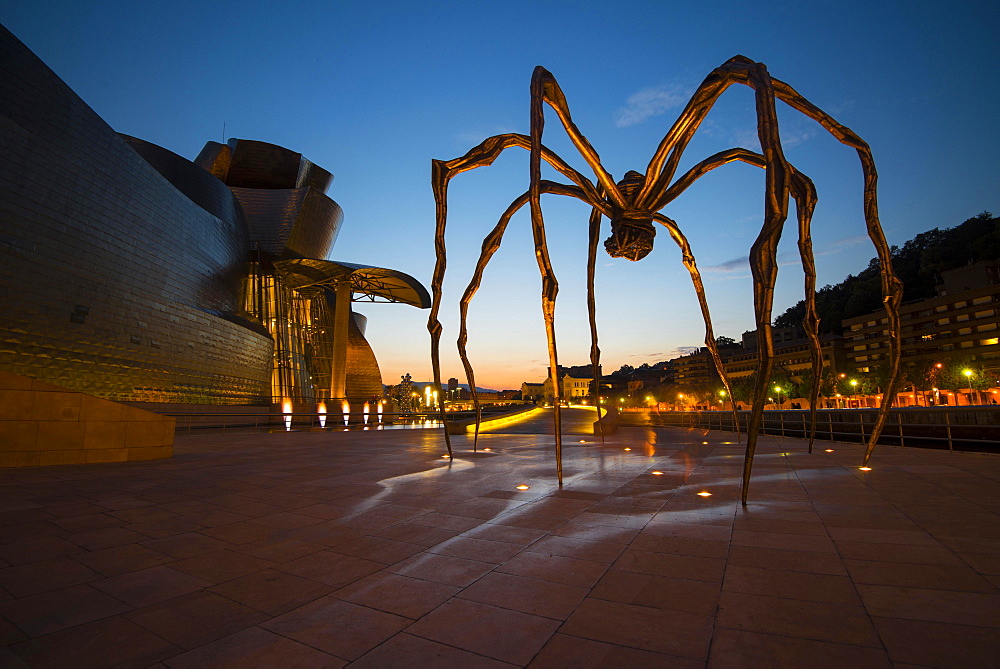 Spider sculpture Maman by Louise Bourgeois, in front of the Guggenheim Museum Bilbao, Bilbao, Basque Country, Biscay Province, Spain, Europe