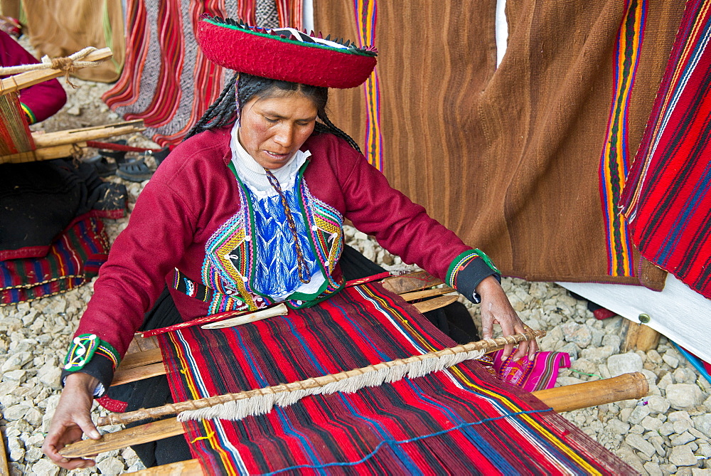 Elderly woman wearing a hat, Quechua Indian in traditional dress working on a loom, Cinchero, Urubamba Valley, Peru, South America