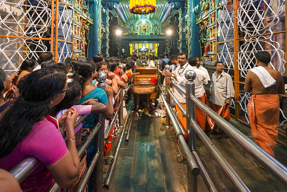 Pilgrims queuing for Puja during the Pongala festival, Attukal Devi Temple, Thiruvananthapuram, Kerala, India, Asia