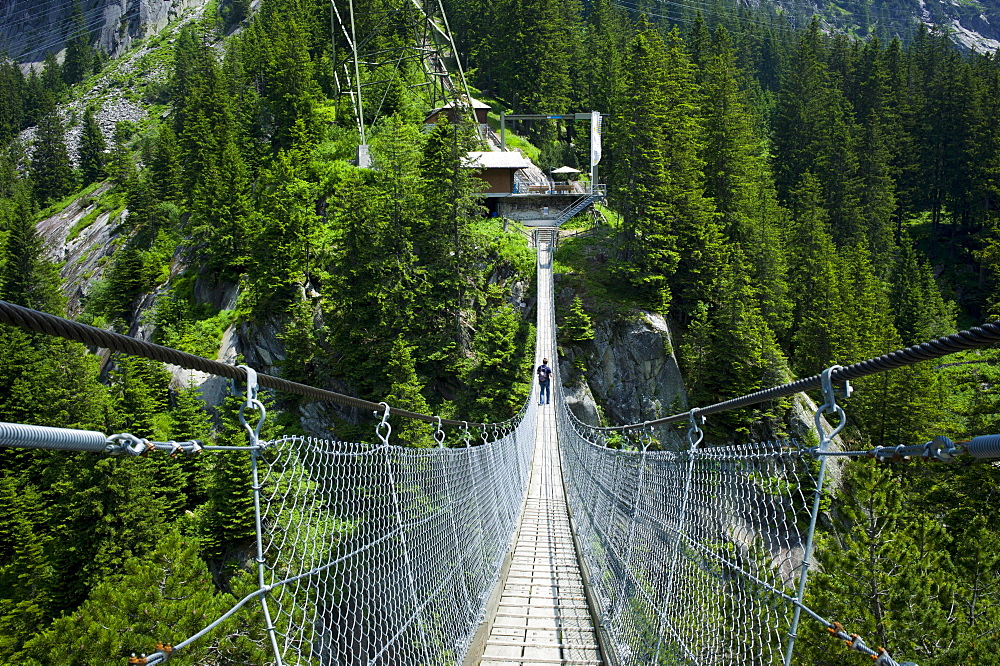 Suspension bridge, Handegg – Gelmerbahn funicular railway, Grimselwelt Trail, Canton of Bern, Switzerland, Europe