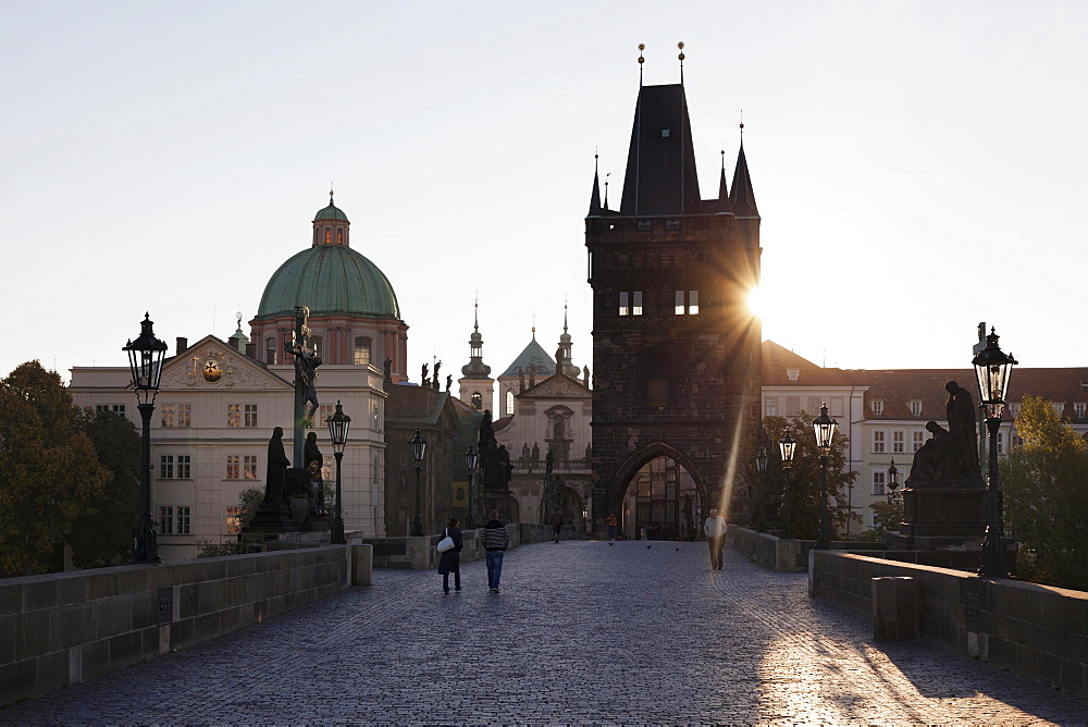 Charles Bridge, UNESCO World Heritage Site, with the Old Town Bridge Tower, Prague, Bohemia, Czech Republic, Europe