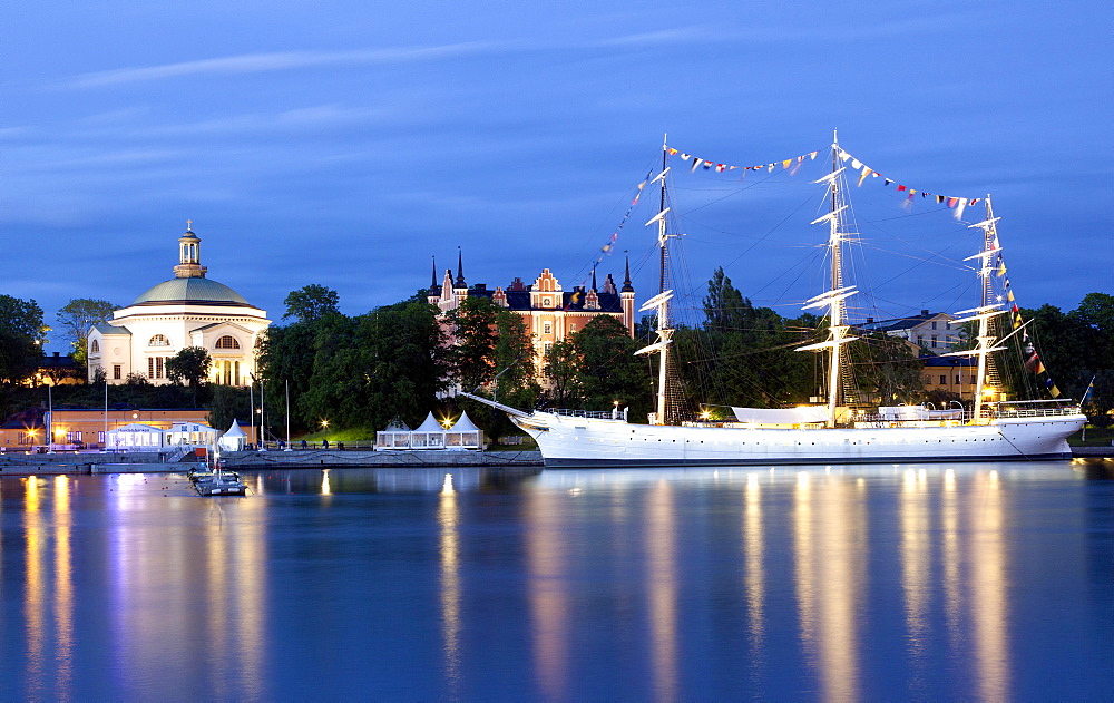 Church on the island of Skeppsholm, Skeppsholmskyrkan, concert hall, with the Chapman Boat sailing ship, youth hostel, Skeppsholm, Stockholm, Stockholm County, Sweden, Europe