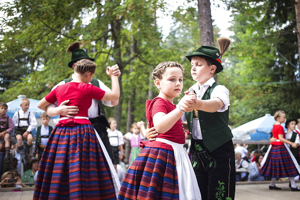 Forest festival of FC Real Kreuth at Leonhardstoana Hof, children of a traditional costume and Plattler group performing, Kreuth, Upper Bavaria, Bavaria, Germany, Europe