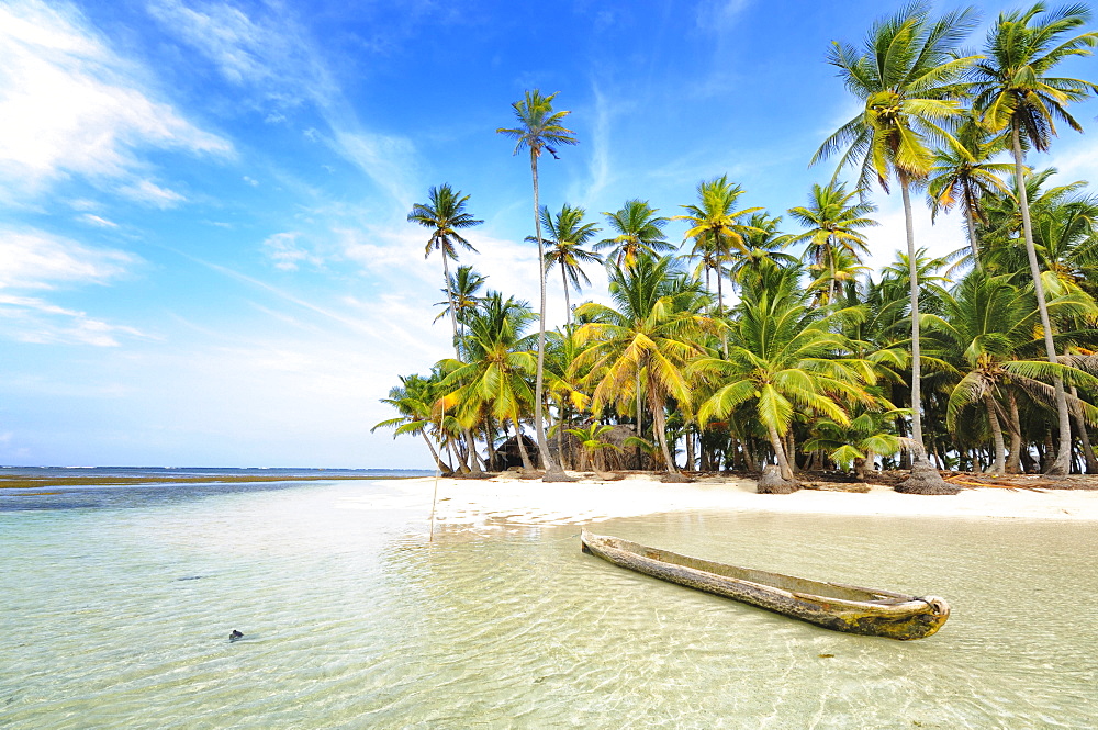 Dugout boat, deserted beach with palm trees on a tropical island, Cayos Chichime, Chichime Cays, San Blas Islands, Panama, Central America