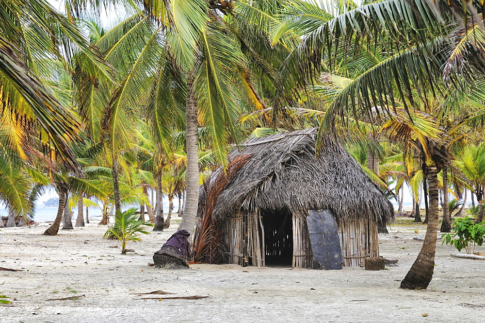 Hut of the Kuna Indians, tropical island, Chichime Cays, San Blas Islands, Panama, Central America