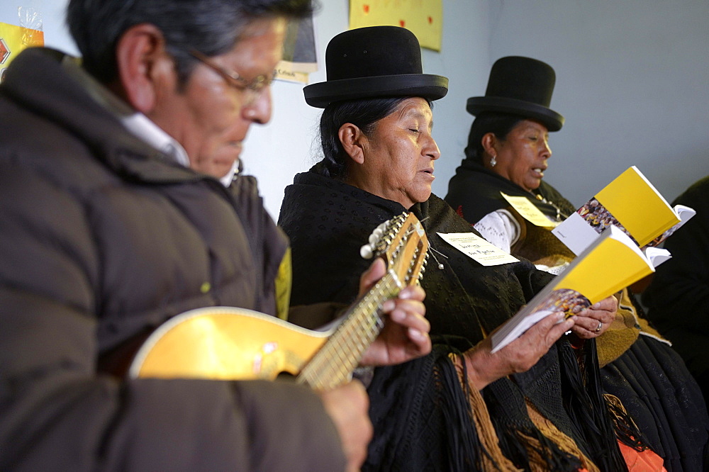 Catholic base community, Bolivians in the traditional dress of the Quechua Indians making music and singing together, El Alto, Departamento La Paz, Bolivia, South America