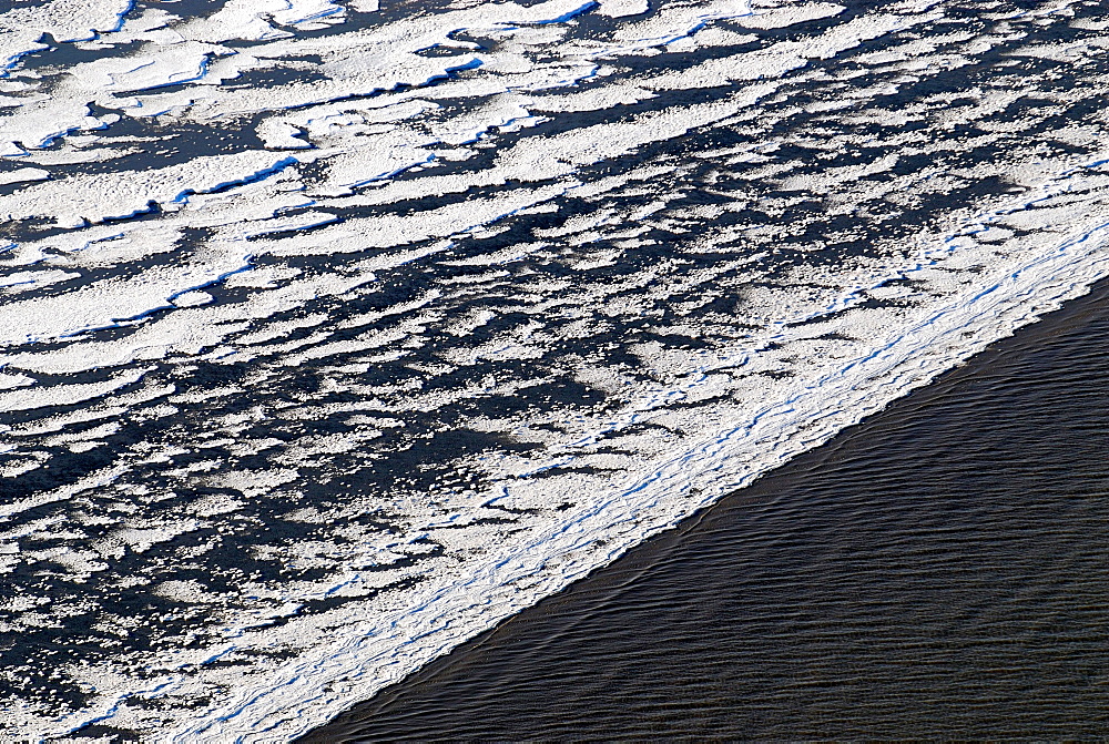 Ice on the Elbe River, ice floes are deposited on the beach by the tides, bizarre ice floes on the Elbe River, Hamburg, Germany, Europe