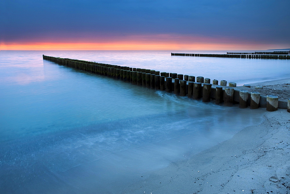 Groynes on the Baltic coast, sunset, Mecklenburg-Western Pomerania, Zingst, Fischland-Darss-Zingst, Germany, Europe