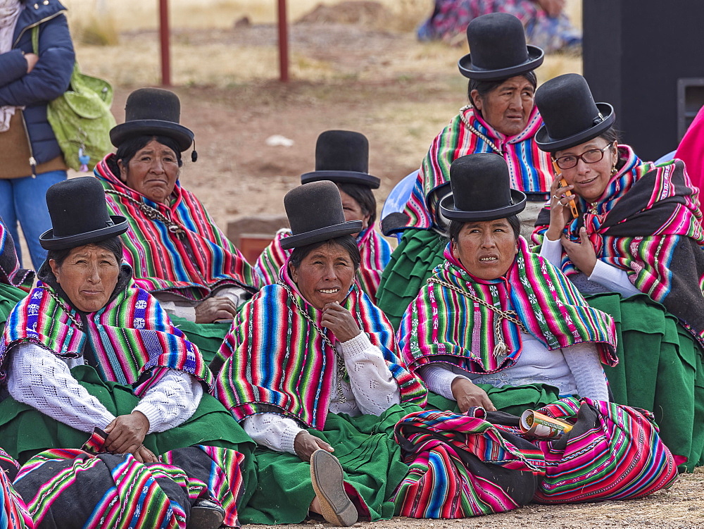 Indigenous women (chola, cholita) in typical national clothing (pollera, overskirt and scarf, manta) with typical hat (melon, bombin), Tihuanaku, Tiawanacu, Tiahuanaco, UNESCO World Heritage Site, Ingavi Province, La Paz, Bolivia, South America