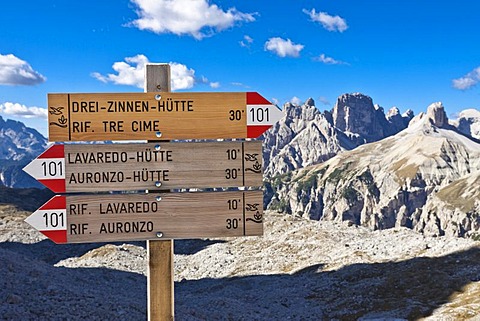 Signposts to Three Peaks Hut, Lavaredo Hut and Auronzo Hut, Tre Cime di Lavaredo, Three Peaks, Dolomites, Italy, Europe