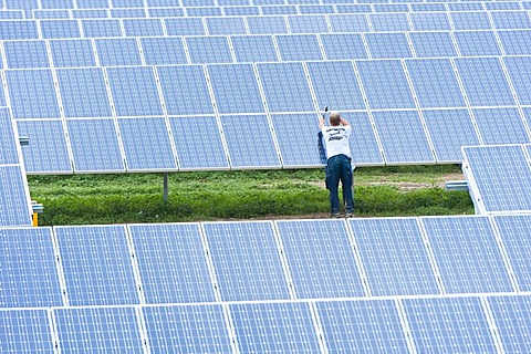 Assembly of a photovoltaic system, Ergolding, Bavaria, Germany, Europe