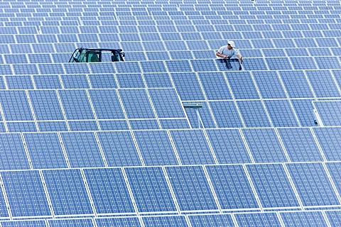 Assembly of a photovoltaic system, Ergolding, Bavaria, Germany, Europe