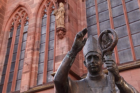 Statue of Bishop Burchard von Worms, Gothic southern portal at back, Cathedral of St. Peter, Worms Cathedral, Worms, Rhineland-Palatinate, Germany, Europe