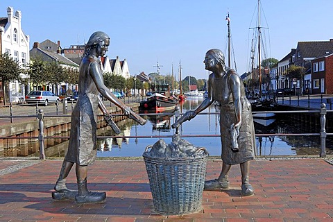 Old Port with the bronze sculpture Toerfwieven, depicting two female peat workers in Weener, East Frisia, Lower Saxony, Germany, Europe