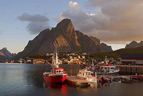 Boats in the Norwegian Sea in Reine, mountains at back, Hamnoy, island of Moskenesoy, Moskenesoy, Lofoten archipelago, Nordland, Norway, Europe