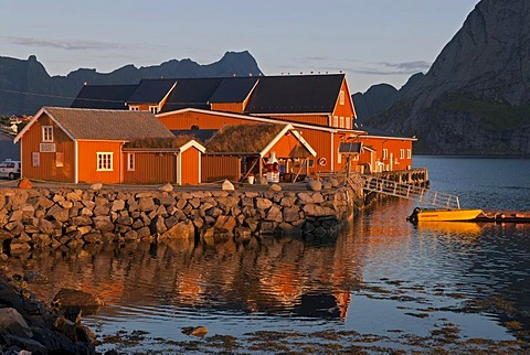 Rorbuer huts, rorbu, of the tiny village Sakrisoy, Sakrisoy, mountains at back, island of Moskenesoy, Moskenesoy, Lofoten archipelago, Nordland, Norway, Europe