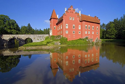 &ervena, Cervena Lhota Castle, renaissance castle, reflected in lake surrounding it, Jind&ich&v, Jindrichuv Hradec District, Jiho&eskË, Jihocesky kraj, South Bohemia, Czech Republic, Europe