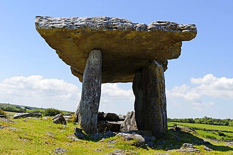 Portal tomb, Paulnabrone, Burren, County Clare, Ireland, Europe