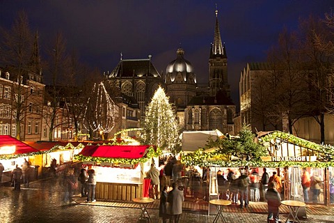 Aachen Christmas market with Aachen Cathedral at night, Aachen, North Rhine-Westphalia, Germany, Europe