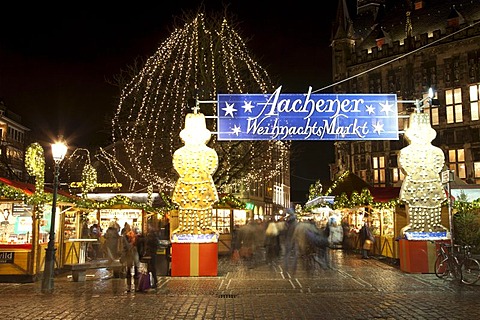 Aachen Christmas market at night, Aachen, North Rhine-Westphalia, Germany, Europe