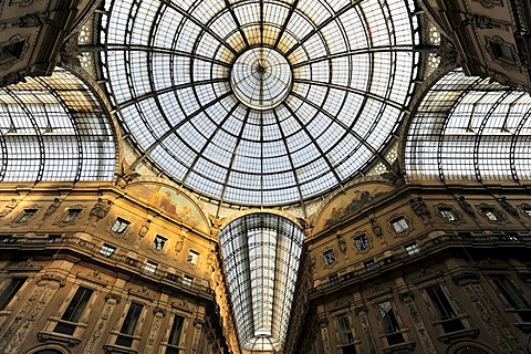 Galleria Vittorio Emanuele II, glass dome seen from the arcade, first indoor shopping mall in the world by the architect Giuseppe Mengoni, 1872, Milan, Milano, Lombardy, Italy, Europe, PublicGround