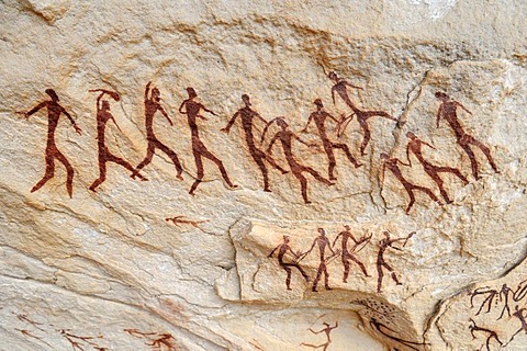 Group of painted warriors or hunters, neolithic rock art at Arakokem, Adrar Tekemberet, Immidir, Algeria, Sahara, North Africa