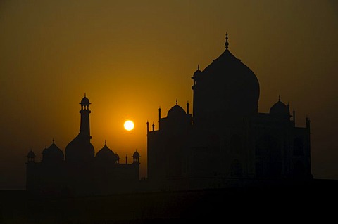 Taj Mahal, UNESCO World Heritage Site, at sunset, Agra, Uttar Pradesh, India, Asia