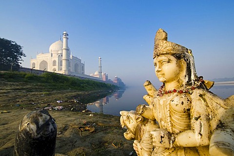 Sculpture of Godess Durga at the banks of the river Yamuna, the Taj Mahal at back, Agra, Uttar Pradesh, India, Asia