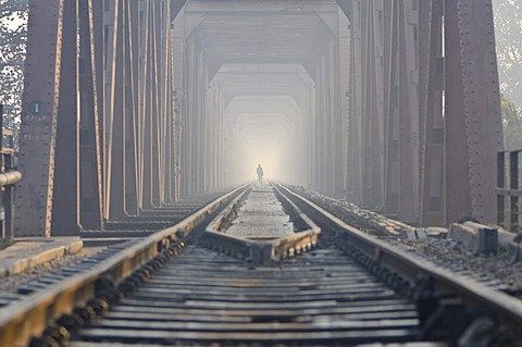 Worker walking along the railway-bridge crossing the river Yamuna, Agra, Uttar Pradesh, India, Asia