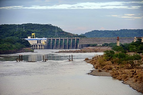 "Central Hidroelectrica 15 Septiembre", hydroelectric power plant on Rio Lempa, the plant operator was accused of having aggravated the flooding in the lower reaches of Rio Lempa because the sluices were opened very late, El Salvador, Central America, Lat