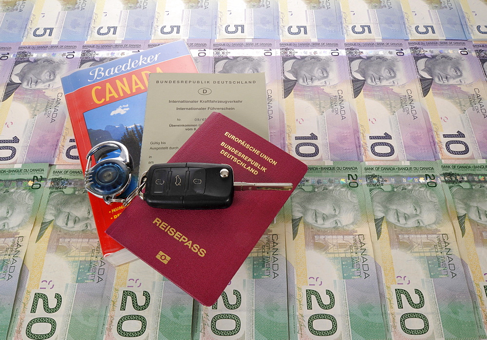 Ignition key, international driving license, passport of the Federal Republic of Germany, guide book for Canada and various Canadian dollar banknotes