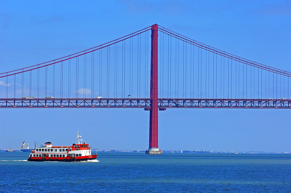 Ponte 25 de Abril, 25th of April Bridge, Tagus or Tejo River, Lisboa, Lisbon, Portugal, Europe