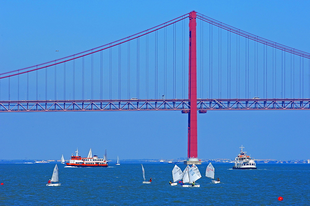 Ponte 25 de Abril, 25th of April Bridge, Tagus or Tejo River, Lisboa, Lisbon, Portugal, Europe