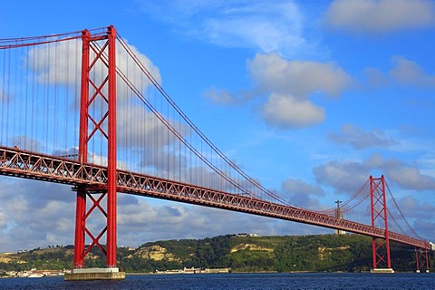 Ponte 25 de Abril, 25th of April Bridge, Tagus or Tejo River, Lisboa, Lisbon, Portugal, Europe