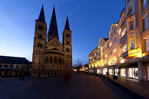 Fisheye view at dusk, Christmas market at the Bonner Muenster, Bonn Minster, basilica, cathedral, Muensterplatz square, Bonn, Rhineland, North Rhine-Westphalia, Germany, Europe