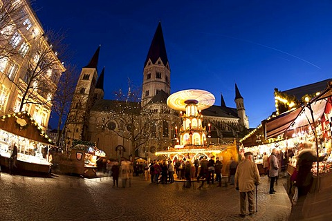 Fisheye view at dusk, Christmas market at Bonner Muenster, Bonn Minster, basilica, cathedral, Muensterplatz square, Bonn, Rhineland, North Rhine-Westphalia, Germany, Europe