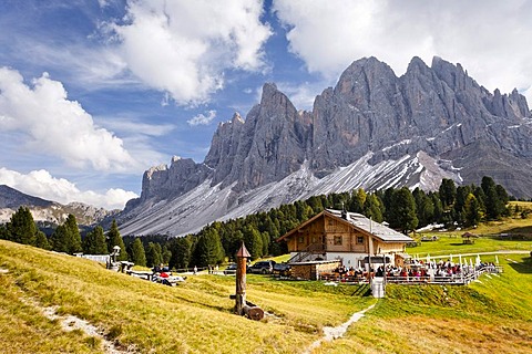 Hikers near the Geisleralm alpine pasture in the Valle di Funes below the Odle Mountains, Sass Rigais, Dolomites, Alto Adige, Italy, Europe