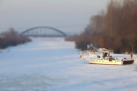 Frozen Havel-Canal near Wustermark, Havelland region, Brandenburg, Germany, Europe