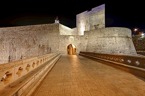 City wall and gate, historic town centre of Dubrovnik, UNESCO World Heritage Site, Central Dalmatia, Dalmatia, Adriatic coast, Croatia, Europe, PublicGround