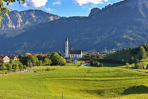 Parish Church of St. Nicholas, with Aggenstein Mountain at the rear, Pfronten, Upper Bavaria, Bavaria, Germany, Europe, PublicGround