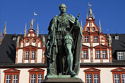 Prince Albert Memorial from 1865, present from Queen Victoria to the citizens of Coburg, Stadthaus Renaissance building at back, Coburg, Upper Franconia, Germany, Europe