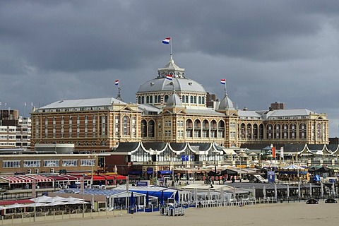 Beach and promenade in front of the Steigenberger Kurhaus Hotel, Scheveningen, Den Haag, The Hague, Dutch North Sea coast, Holland, Netherlands, Benelux, Europe