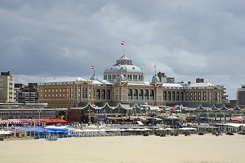 Beach and promenade in front of the Steigenberger Kurhaus Hotel, Scheveningen, Den Haag, The Hague, Dutch North Sea coast, Holland, Netherlands, Benelux, Europe