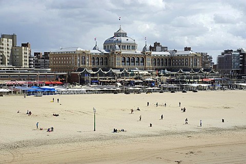 Beach and promenade in front of the Steigenberger Kurhaus Hotel, Scheveningen, Den Haag, The Hague, Dutch North Sea coast, Holland, Netherlands, Benelux, Europe