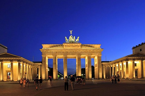 Brandenburg Gate on Pariser Platz square, at the blue hour, Berlin-Mitte, Berlin, Germany, Europe